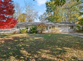 23044 Lake Way St, Farmington, MI 48336