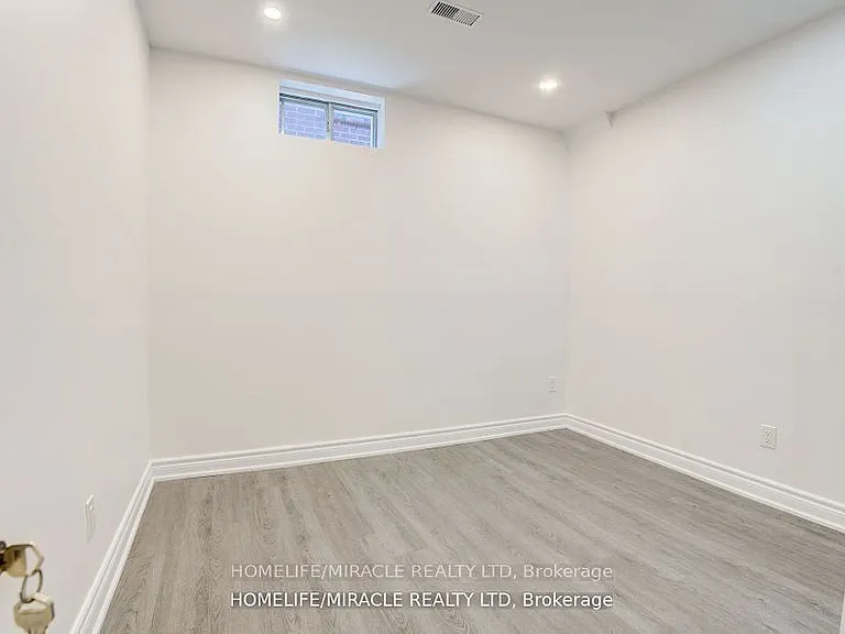 905 Alanbury Cres — Photo 5