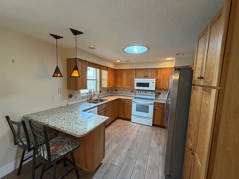 104 Oakwood Ave — Photo 8