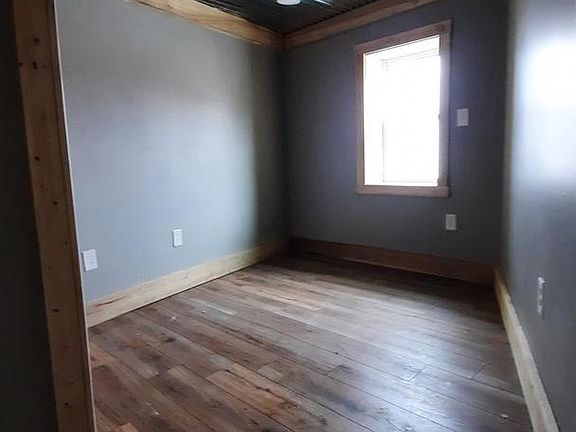 5th image of 514 E Main St Front 4