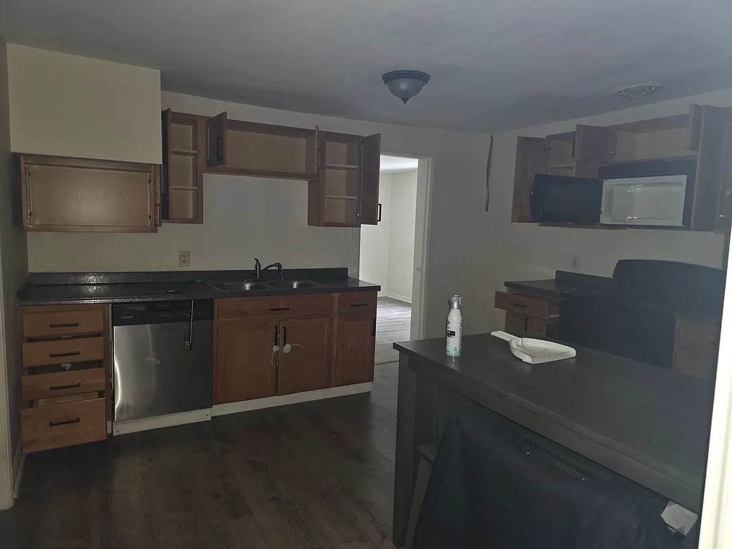3 bed, 1.0 bath, 1024 sqft, $1,900 — Photo 2