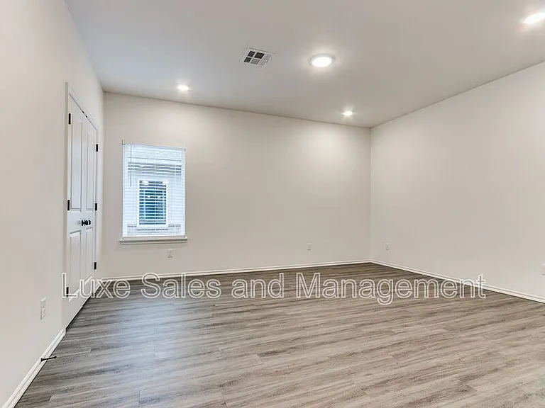 8012 NW 110th Dr — Photo 32