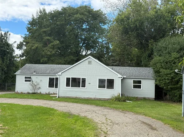 2084 S Dye Rd, Flint, MI 48532