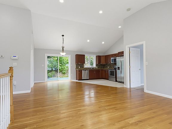 5th image of 70 Swan Ave
