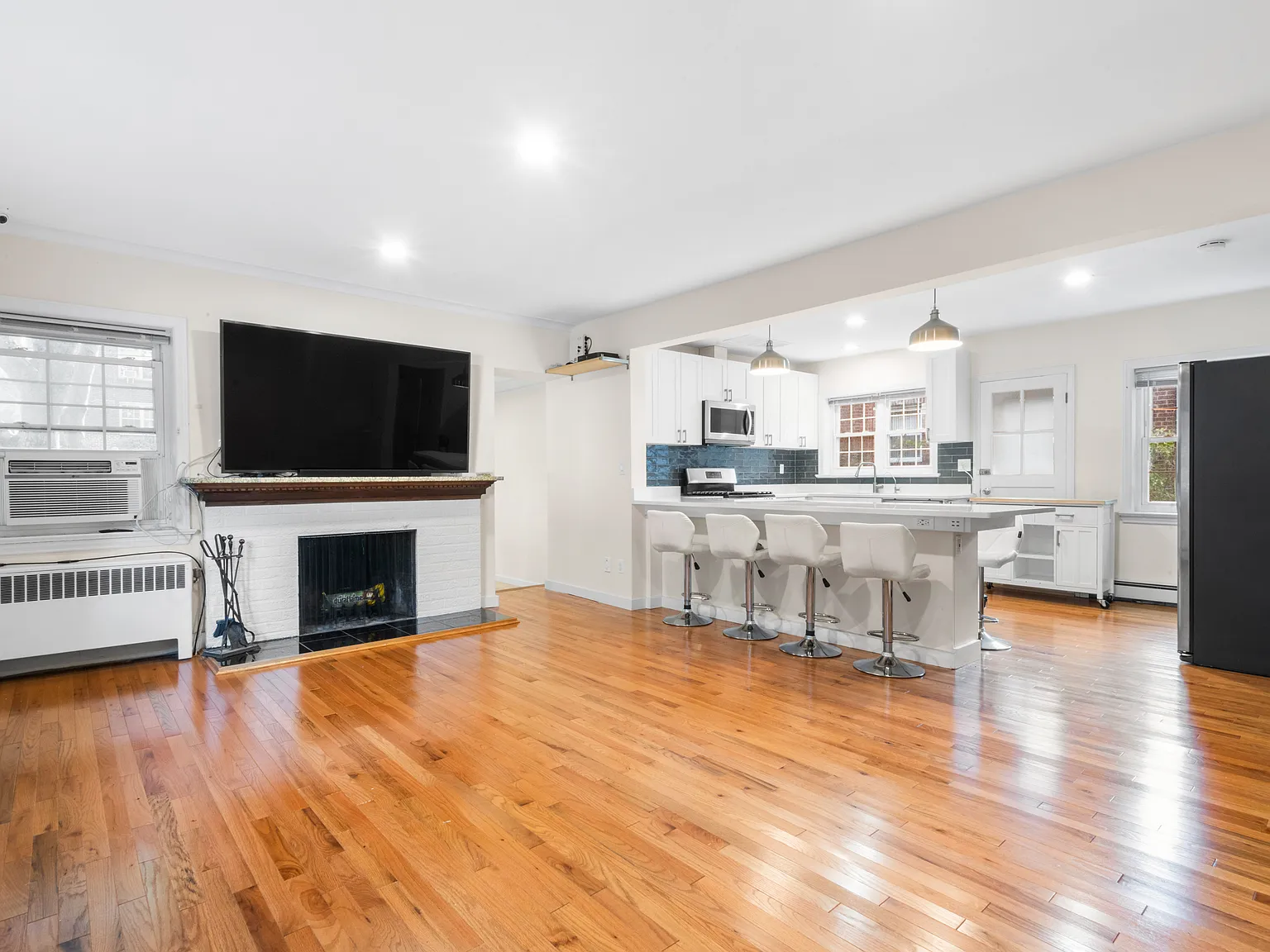 4 bed, 1785 sqft, $5,100 — Photo 1