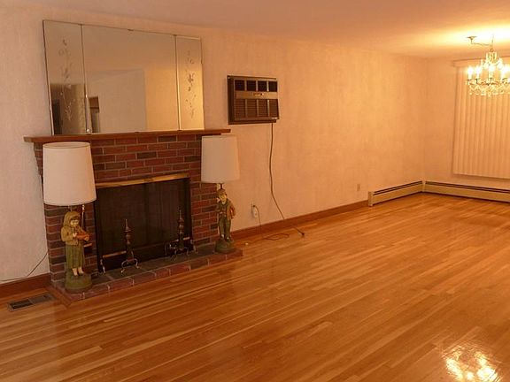 5th image of 13 Brentwood Dr