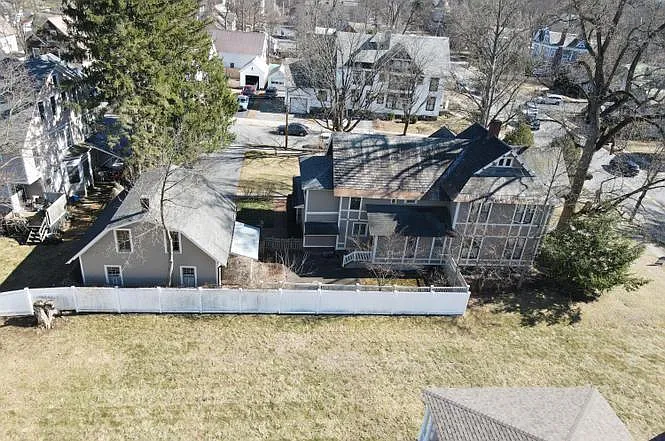 475 Glen St — Photo 13