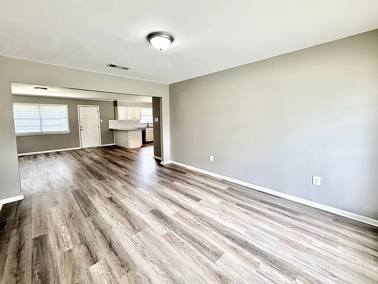 16820 Dahlgren Ave — Photo 5