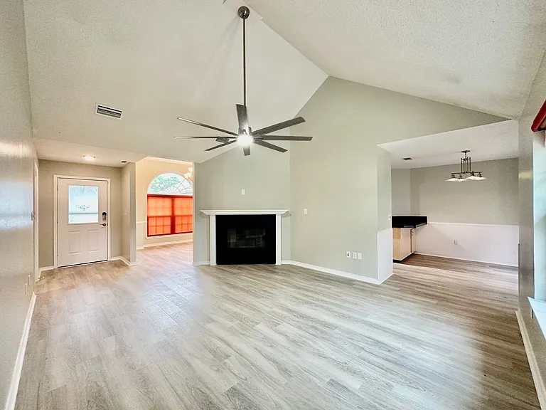 519 E Timberlake Dr — Photo 3
