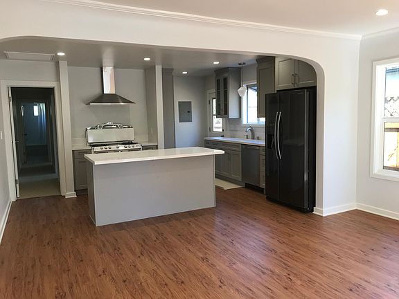 3rd image of 377 Huntley Dr