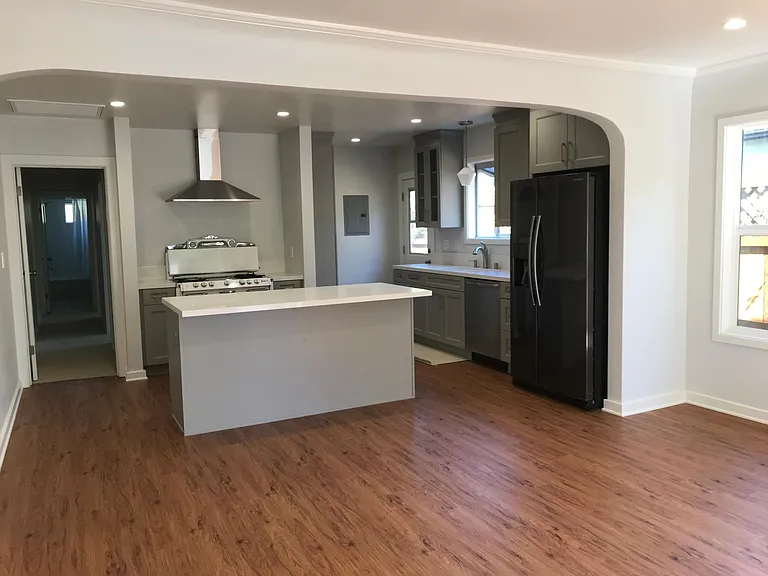 377 Huntley Dr — Photo 3