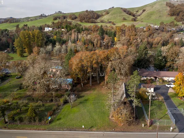606 Whistlers Ln, Roseburg, OR 97470