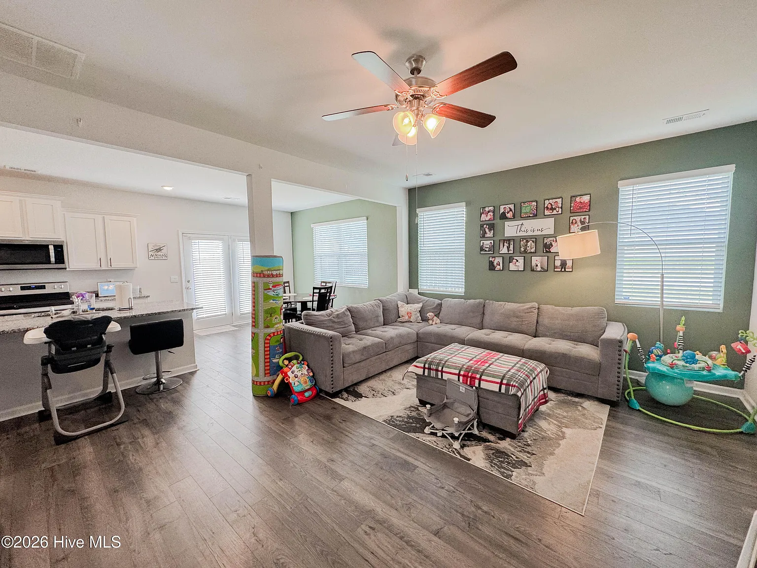 4 bed, 2.5 bath, 1976 sqft, $2,100 — Photo 4