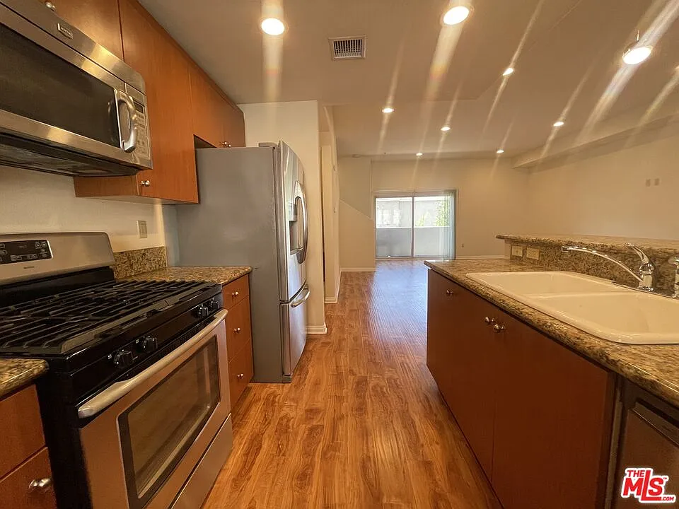 3 bed, 3.0 bath, 1700 sqft, $3,990 — Photo 4