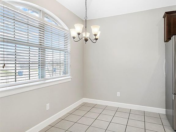 4th image of 304 Country Crossing Cir