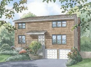 8 Carriage Rd, Great Neck, NY 11024