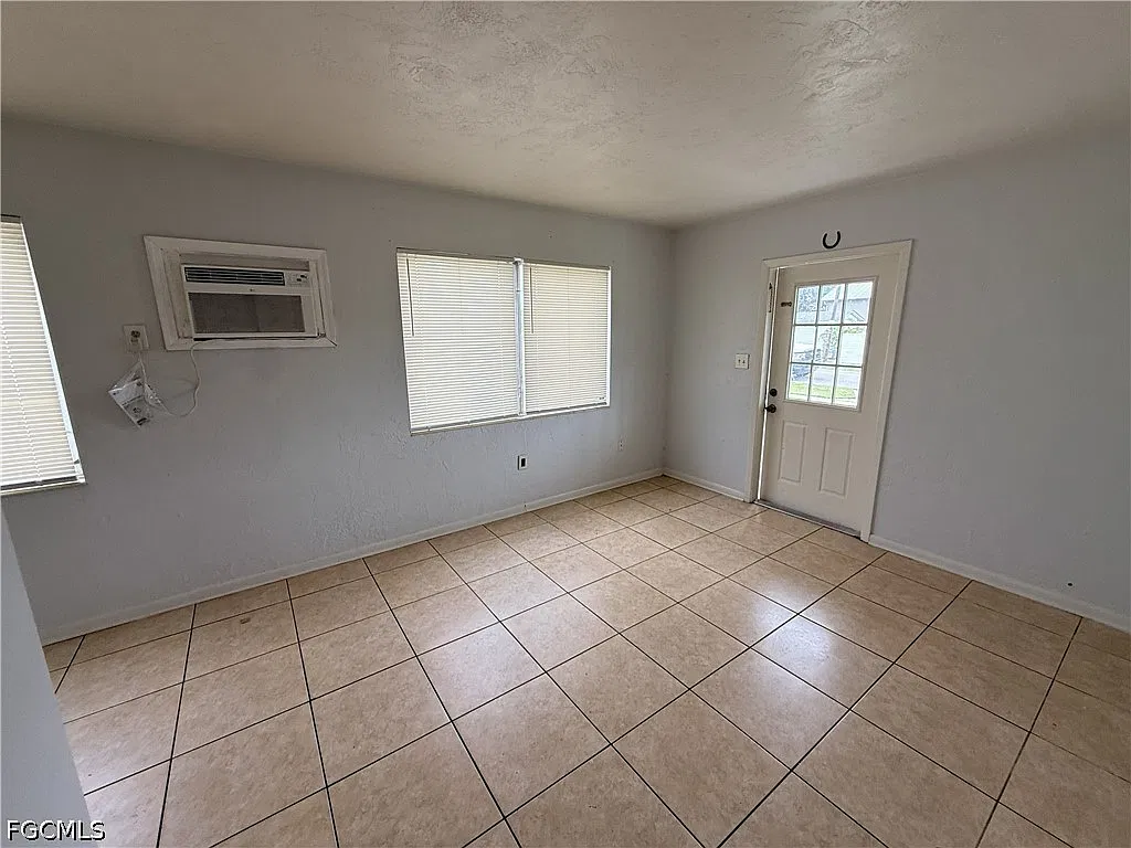 3 bed, 1.0 bath, 851 sqft, $1,200 — Photo 3