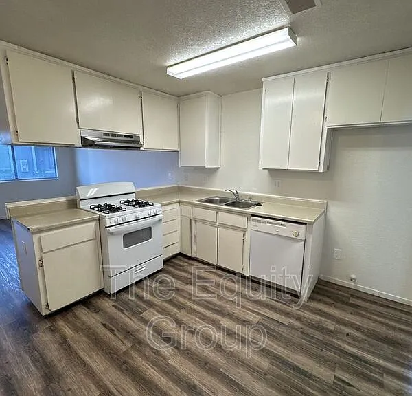 10931 Thompson Dr — Photo 5