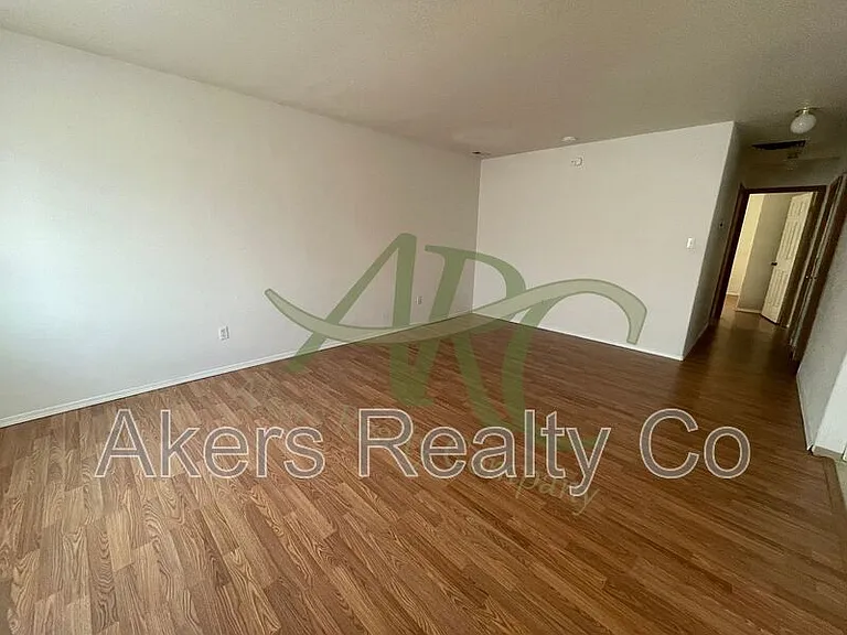 3003 Ontario St — Photo 2