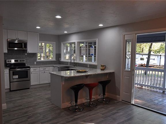 3rd image of 1422 Oak Shore Dr
