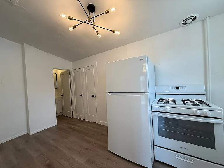 239 N Warren Ave — Photo 73