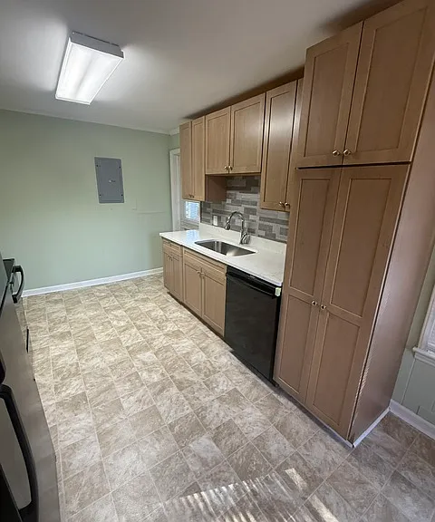 121 Spring Garden St — Photo 2