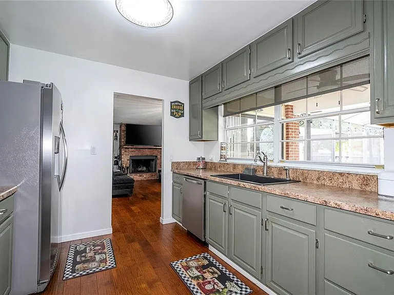 1594 Frances St — Photo 36