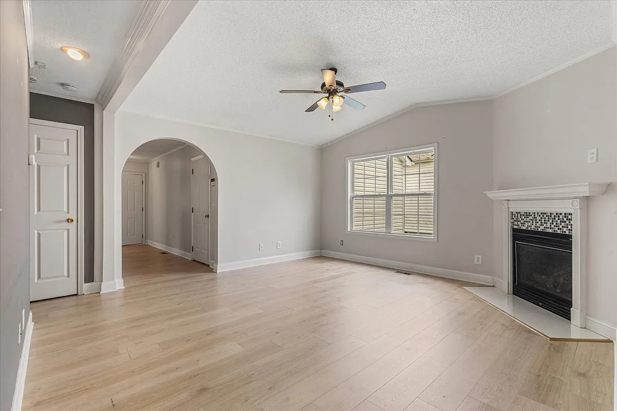 3 bed, 1350 sqft, $2,350 — Photo 3