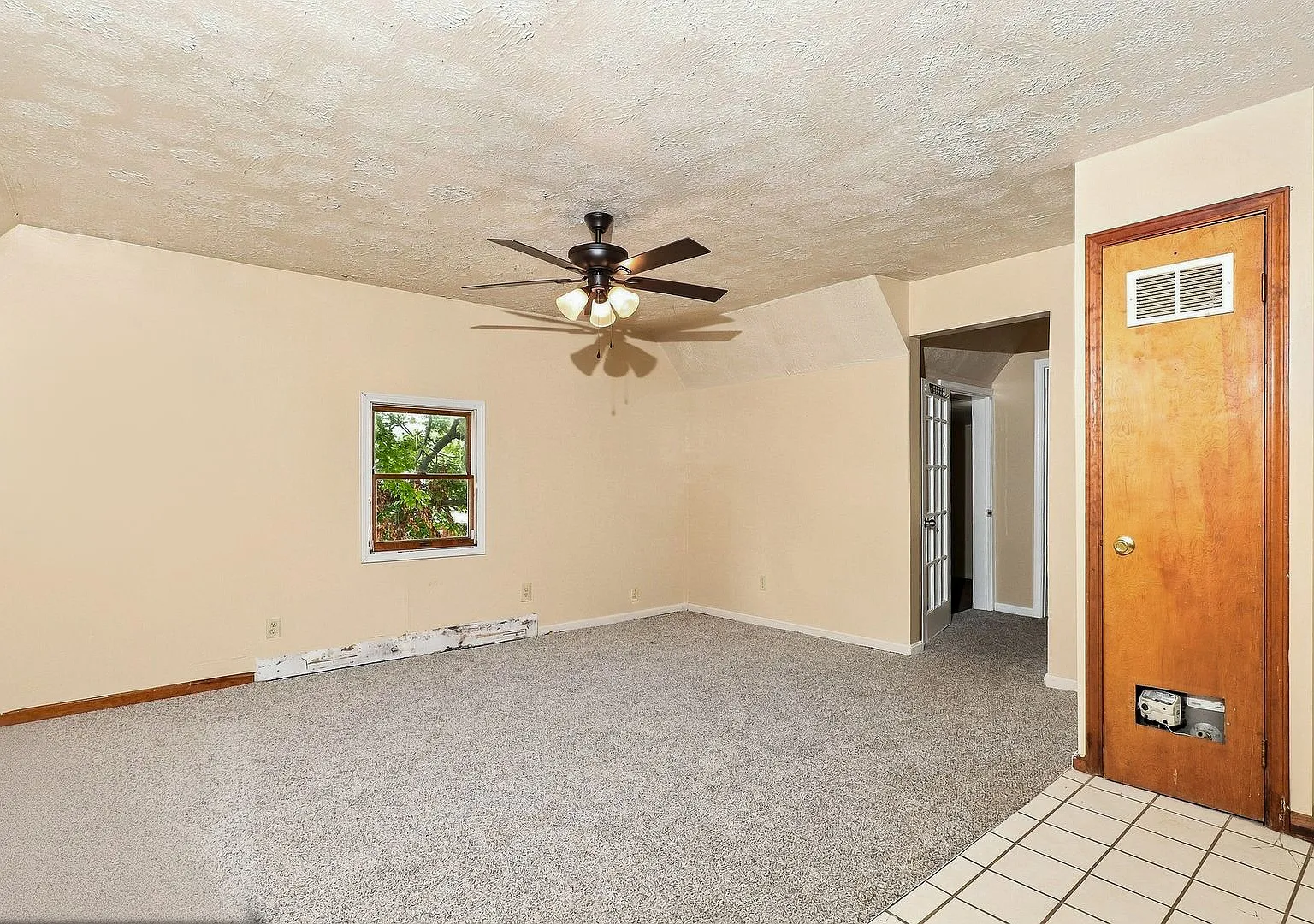 118-118 1/2 Logan Ave — Photo 3