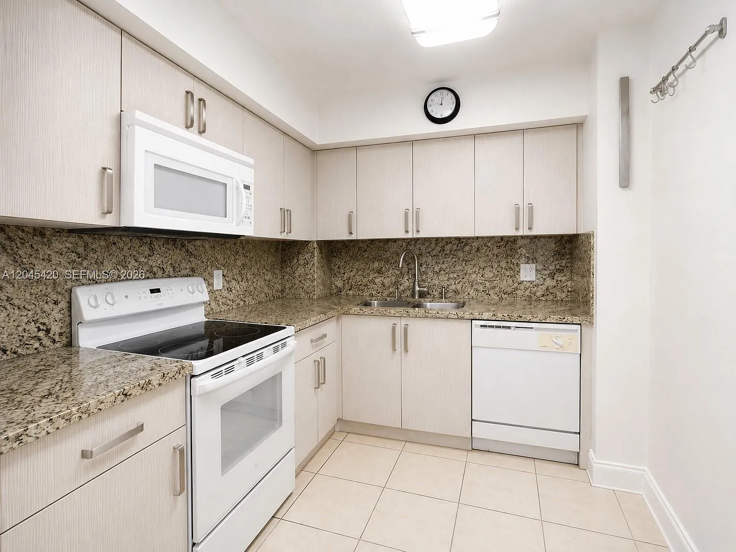 Emerald Hills C C Apts Co — Photo 2