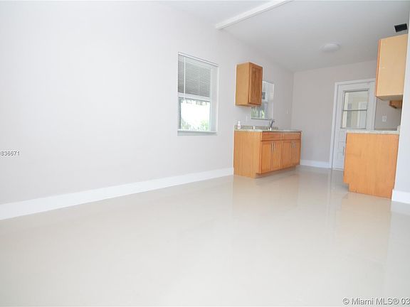 4th image of 1665 Lauderdale Manor Dr