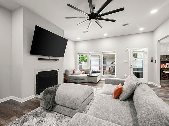 4th image of 23883 Springhill Dr