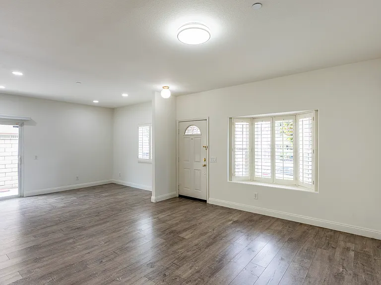 10623 Mona Way — Photo 3