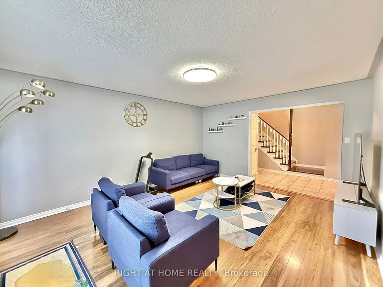 569 Walpole Cres — Photo 7