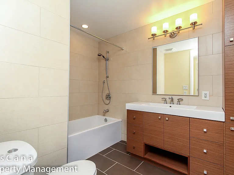 327 Breezehill Ave S #702 — Photo 17
