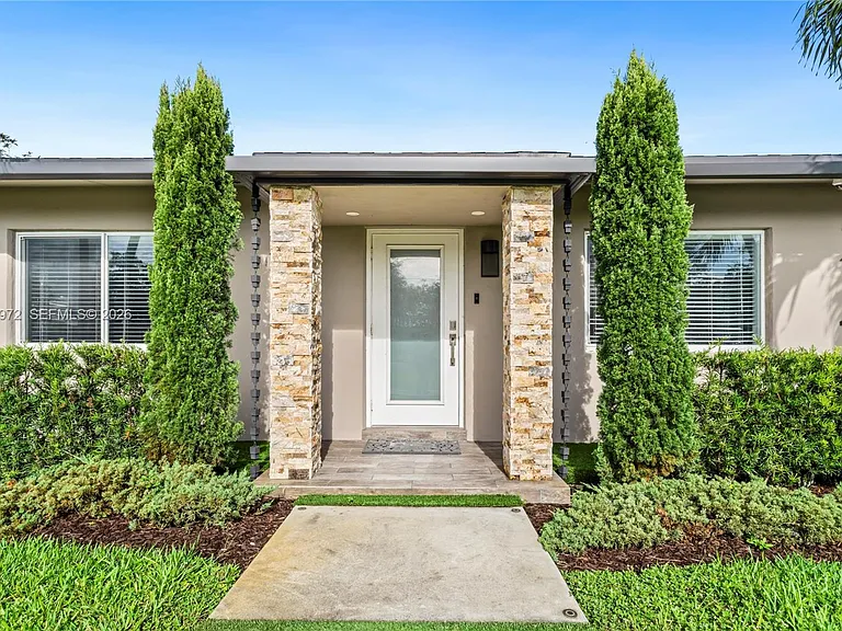217 E Acre Dr — Photo 2