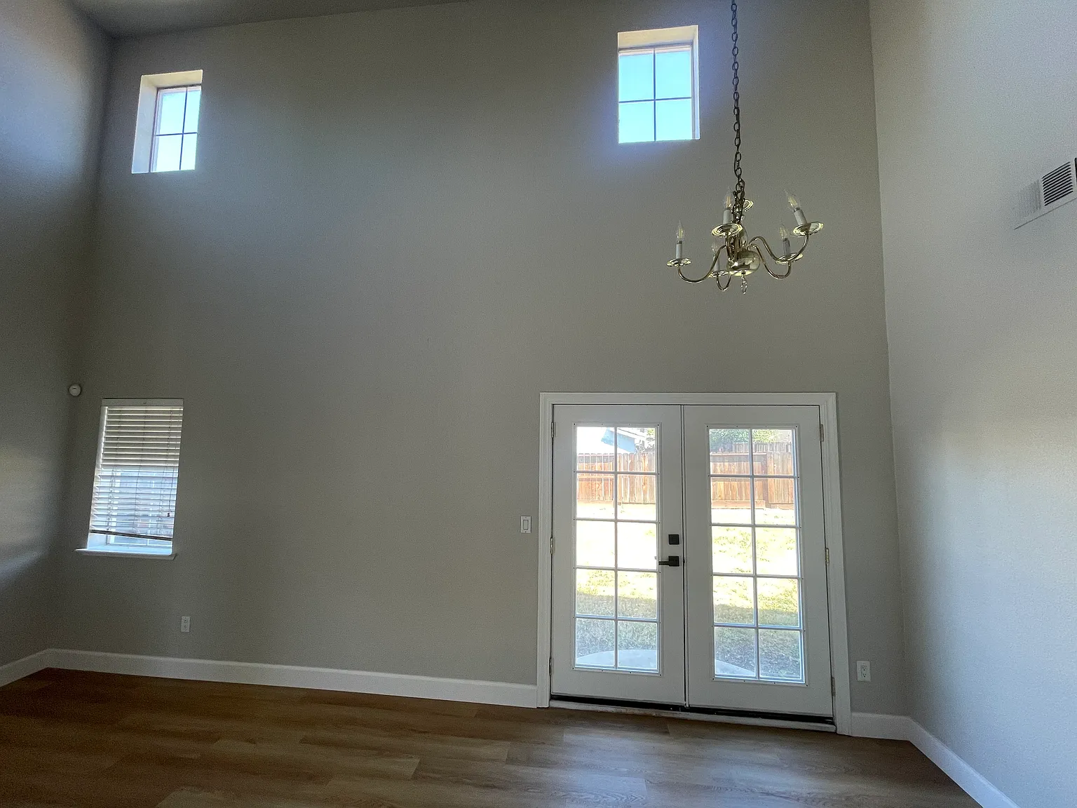 4 bed, 2.5 bath, 1856 sqft, $3,600 — Photo 4