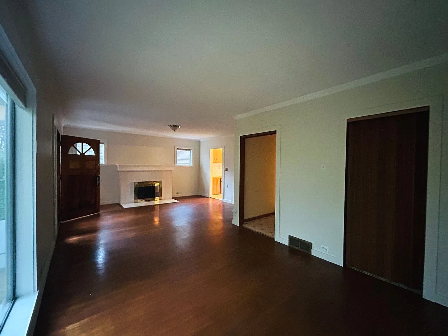Spacious 5 Bedroom Cape Cod in Greenlake! — Photo 4