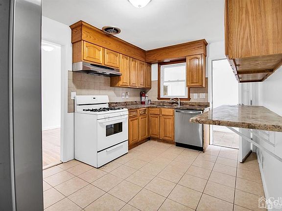 3rd image of 1321-1323 Plainfield Ave