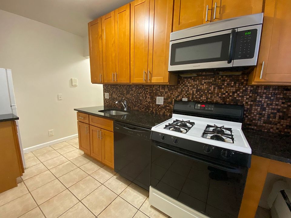 1st image of 7 Laidlaw Ave APT 2