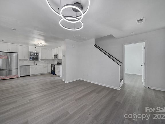 3rd image of 2030 Vinton St