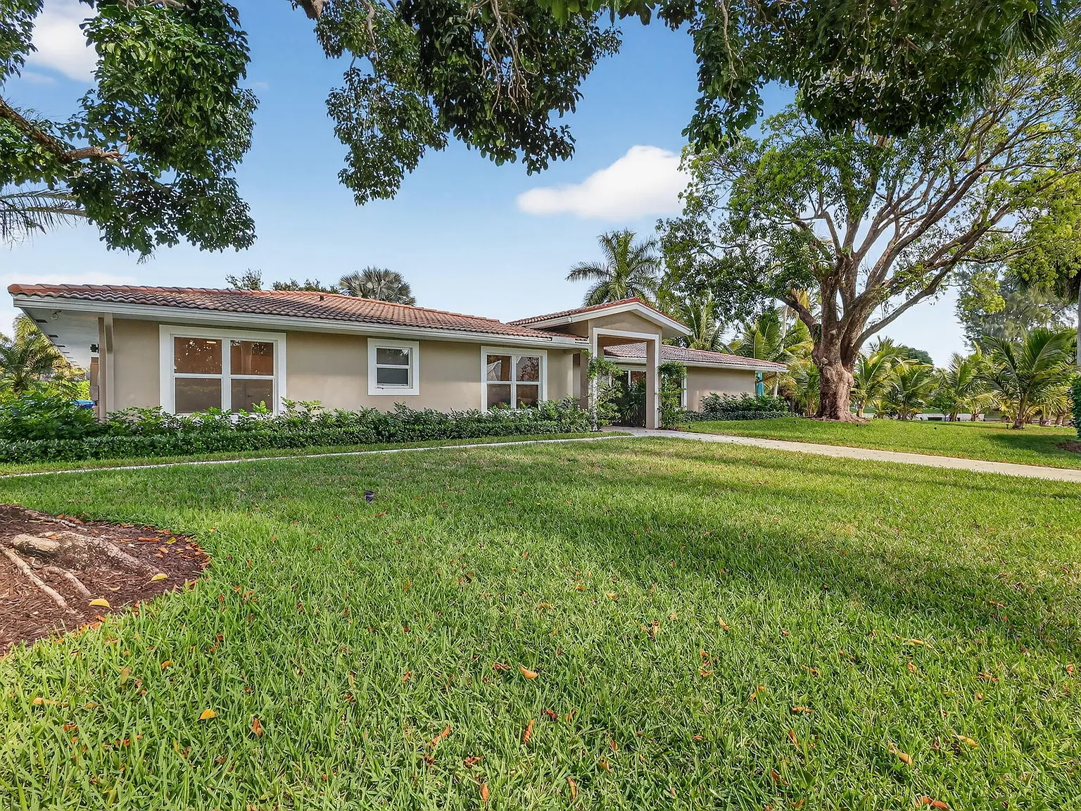 4 bed, 3.5 bath, 3388 sqft, $18,500 — Photo 3