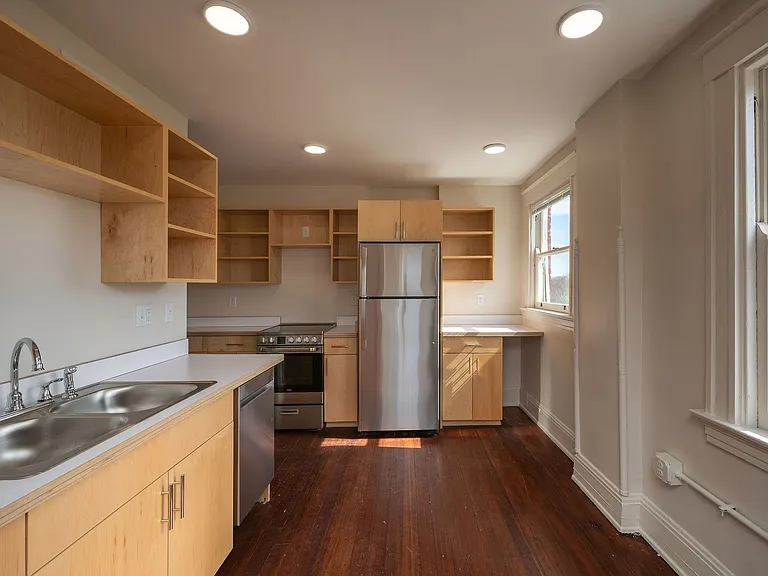 1740 Brewster Ave — Photo 17