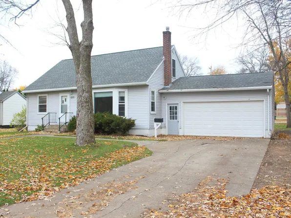 1713 15th St E, Glencoe, MN 55336