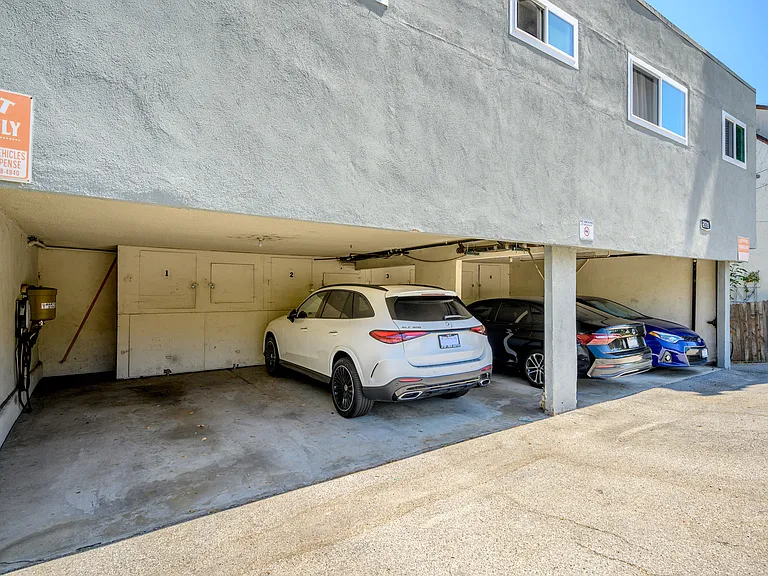 2116 E Chevy Chase Dr #C — Photo 31
