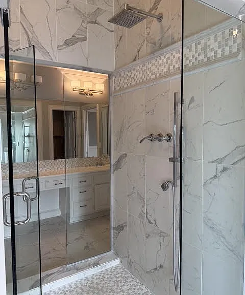 Glamour bath rain shower is accessable from both sides.