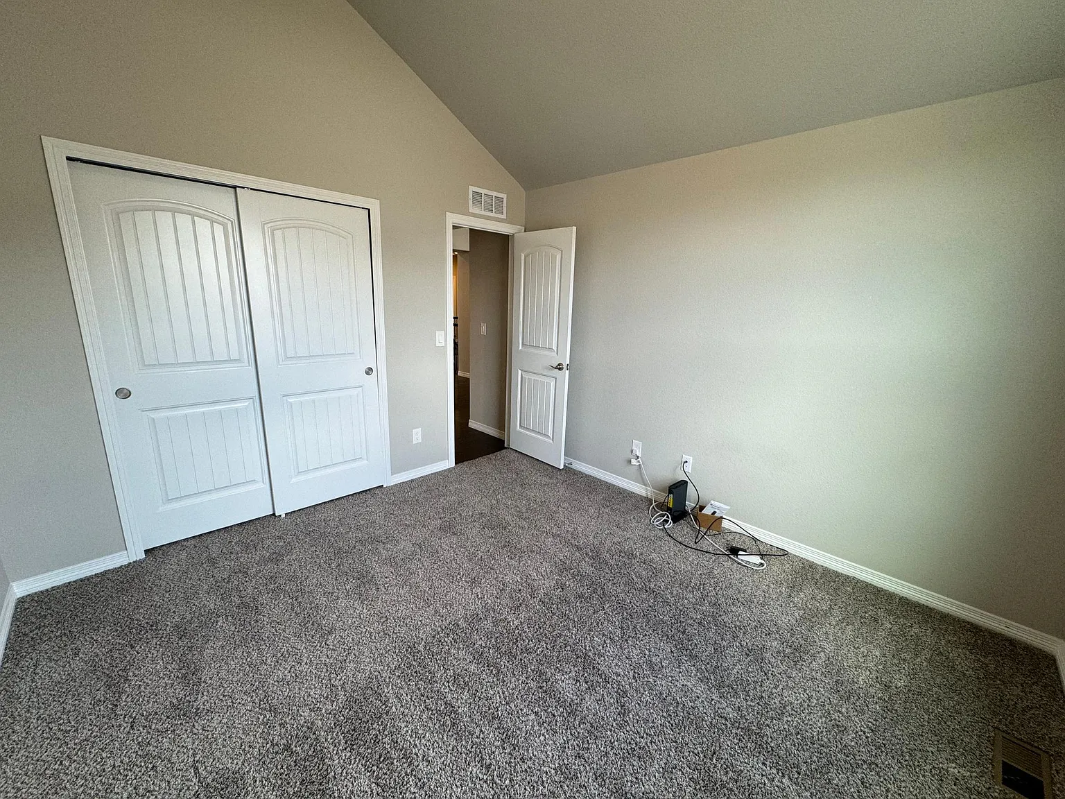 5 bed, 3379 sqft, $3,500 — Photo 4
