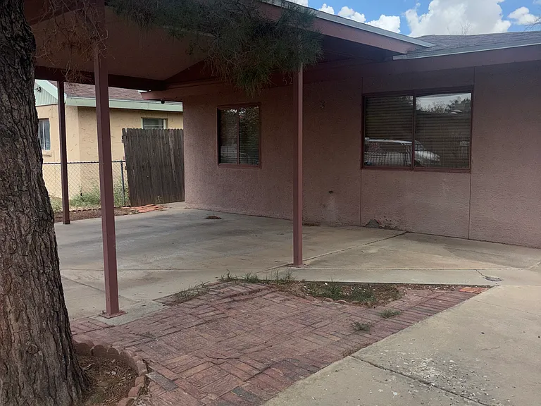 524 Myra St — Photo 4