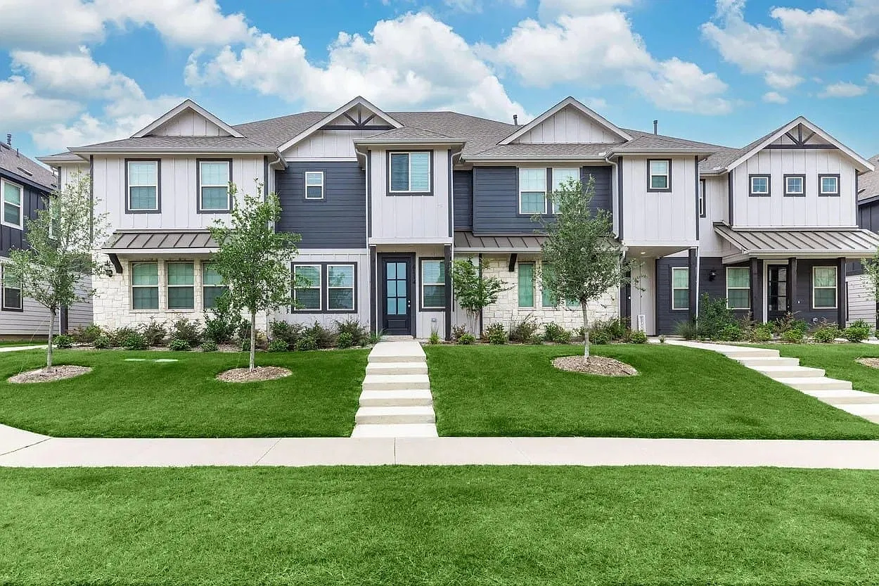 3 bed, 3.5 bath, 1826 sqft, $2,599 — Photo 2