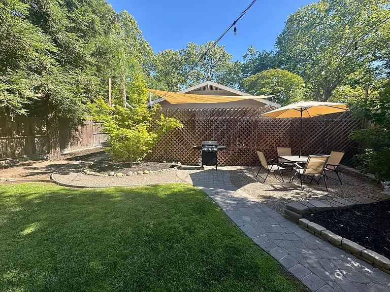 1313 Sycamore St — Photo 8